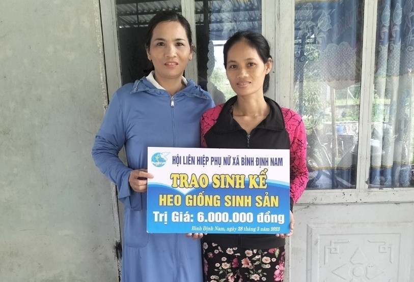 Hội LHPN xã Bình Định Nam trao sinh kế cho hộ nghèo năm 2023