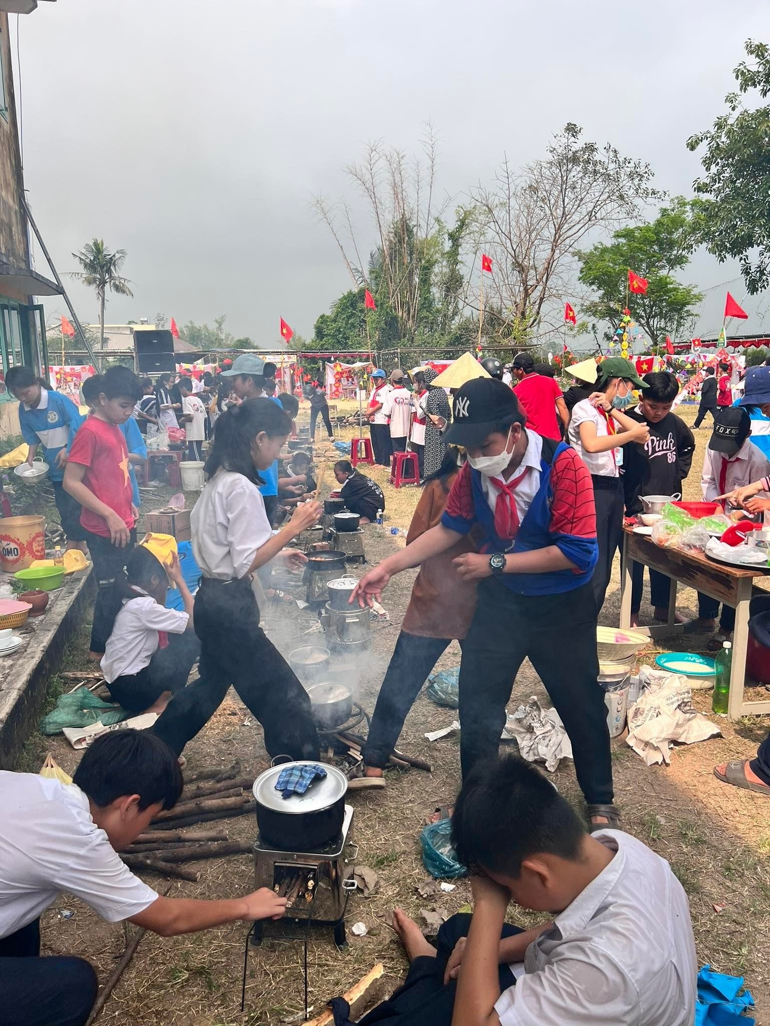 Học sinh trải nghiệm nấu bữa cơm gia đình. Ảnh: D.T