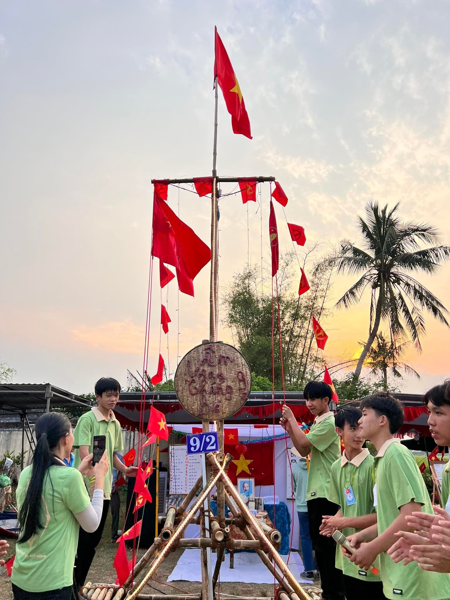 Hội trại tháng Ba ở Trường THCS Trần Phú (Phú Ninh) năm nay, mỗi lớp dựng cột cờ thay cho cổng trại. Ảnh: D.T