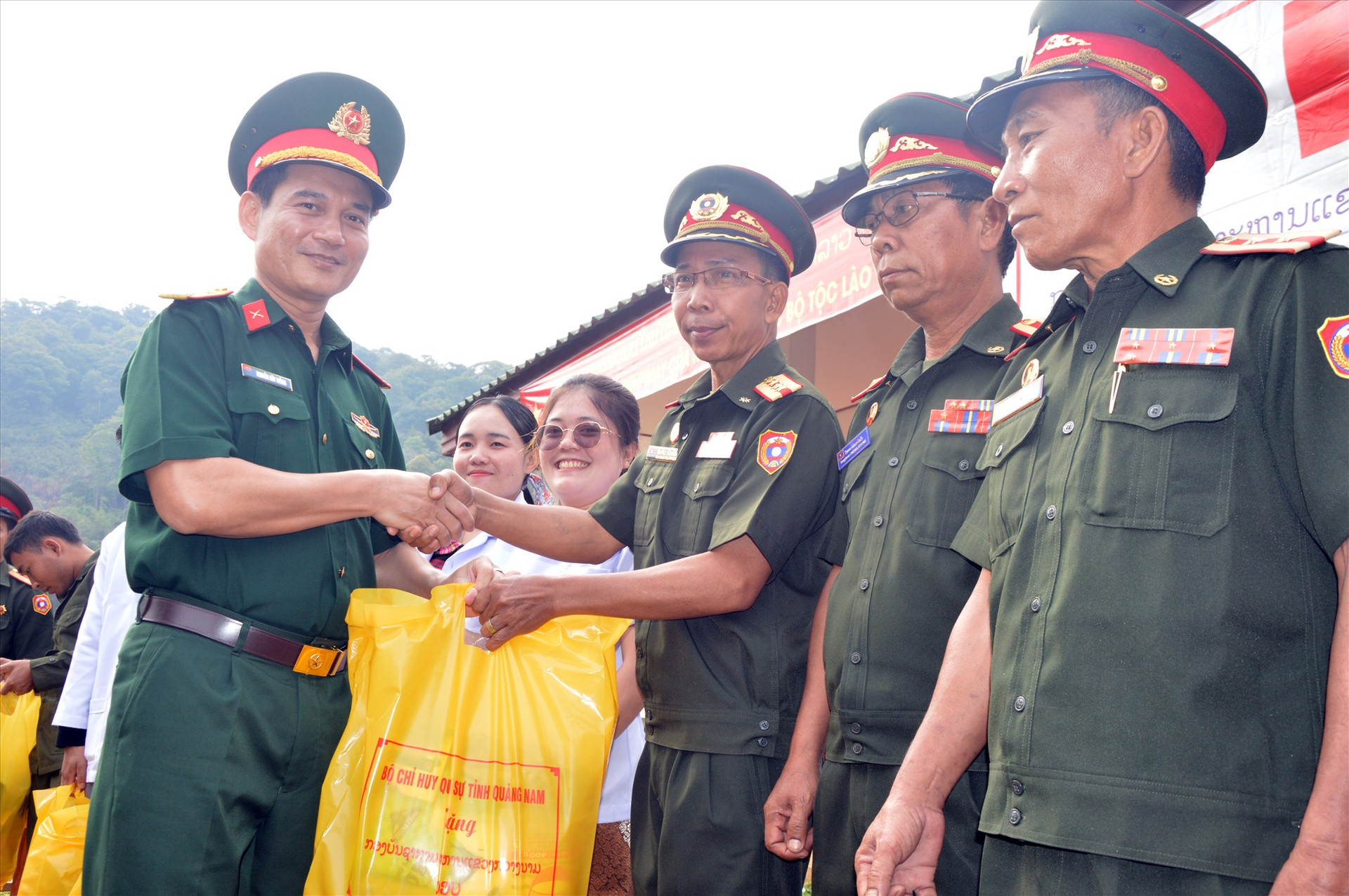Trung tá Nguyễn Hữu thắng, Phó Chỉ huy trưởng BCH tặng quà.