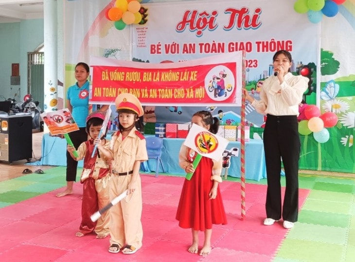 Thông qua hội thi nhằm giúp học sinh mầm non hiểu hơn về kỹ măng tham gia giao thông. Ảnh: O.V