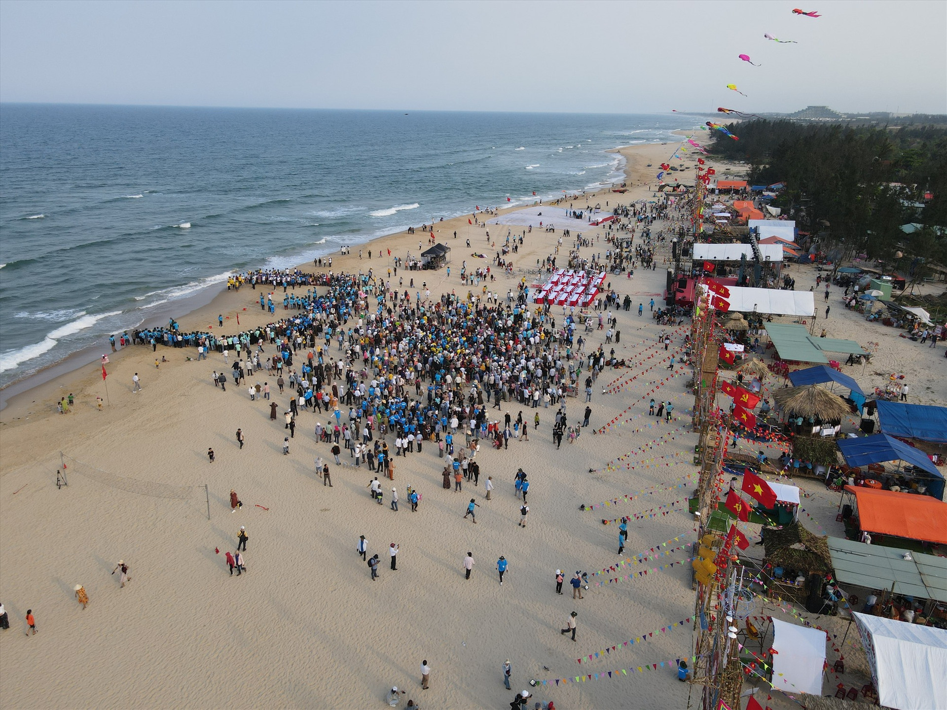 Lễ hội văn hóa - thể thao miền biển Thăng Bình năm 2023 tổ chức tại bãi biển Cửa Khe, thôn Duy Hà, xã Bình Dương với nhiều hoạt động sôi nổi, hấp dẫn. Ảnh: H.Q