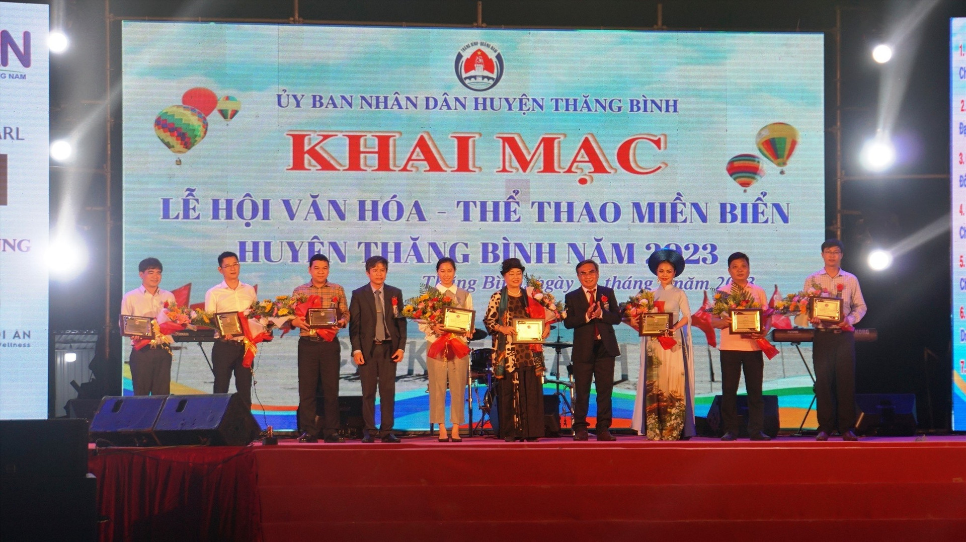 UBND huyện Thăng Bình tặng hoa cảm ơn những nhà tài trợ đồng hành cùng Lễ hội văn hóa - thể thao miền biển năm 2023. Ảnh: H.Q