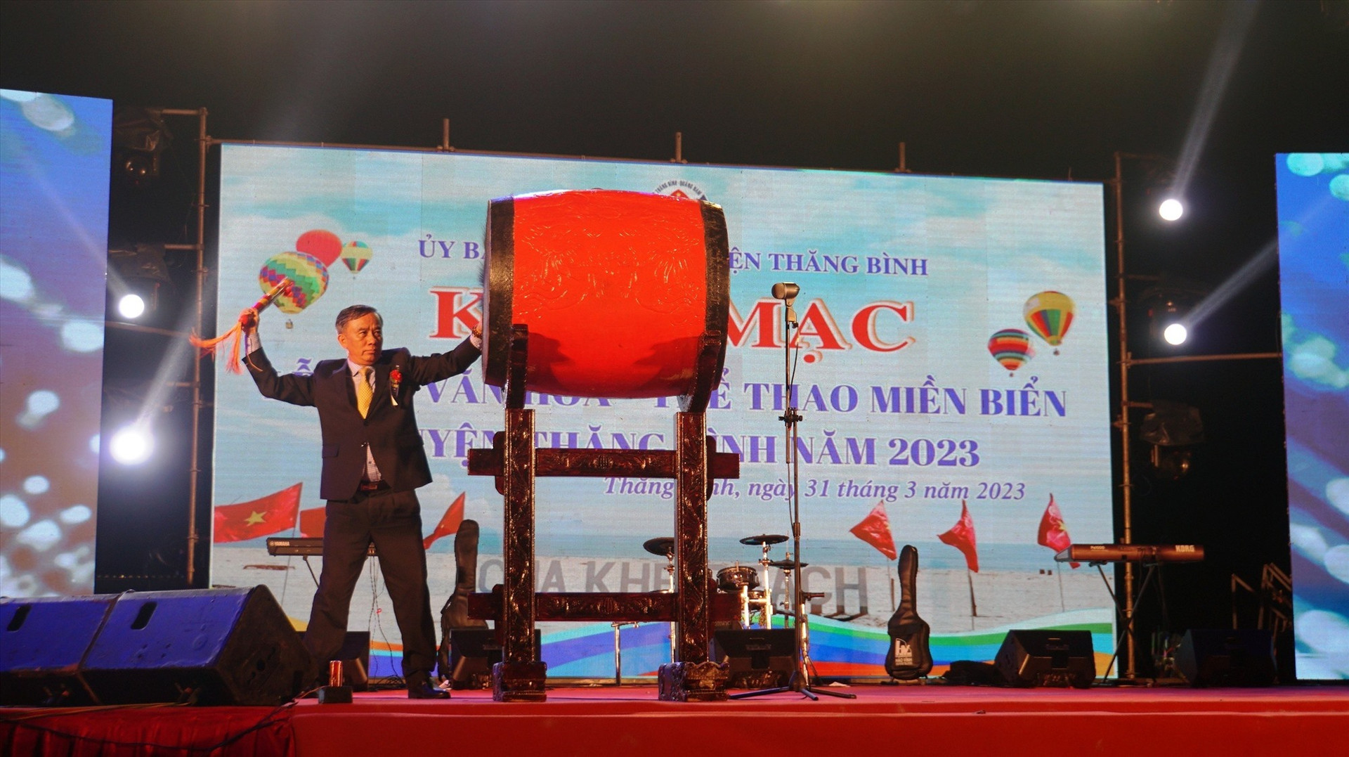 Phó Chủ tịch HĐND tỉnh Trần Xuân Vinh đánh trồng khai mạc Lễ hội văn hóa - thể thao miền biển Thăng Bình năm 2023. Ảnh: H.Q