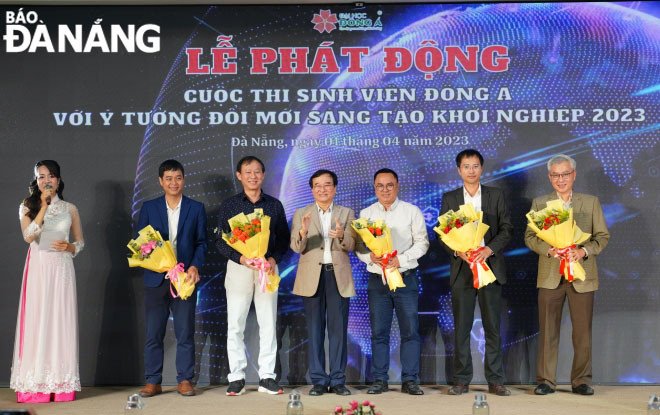Ra mắt ban cố vấn cuộc thi khởi nghiệp của Trường ĐH Đông Á. Ảnh: NGỌC HÀ
