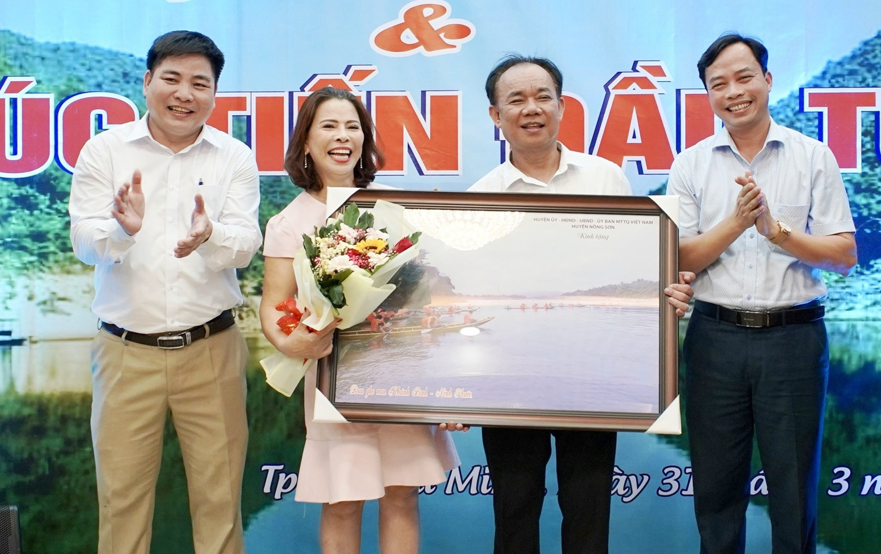 Lãnh đạo huyện Nông Sơn tặng quà tri ân cho các doanh nghiệp có nhiều đóng góp cho huyện nhà thời gian qua. Ảnh: TÂM LÊ