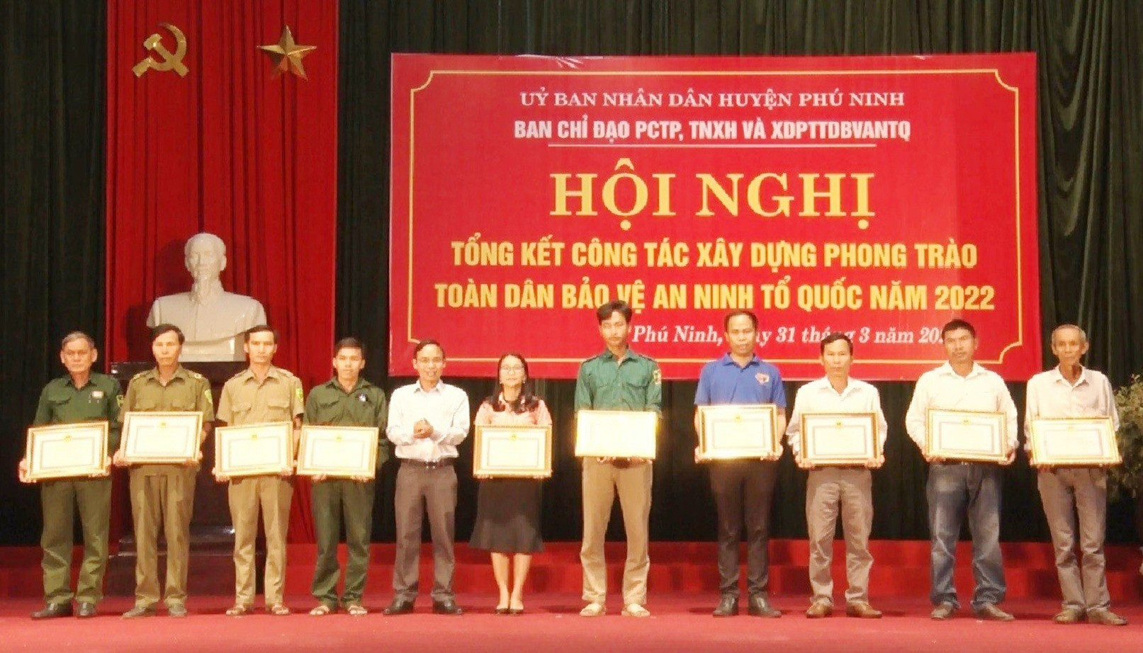 Ông Huỳnh Xuân Chính - Chủ tịch UBND huyện tặng Giấy khen cho các tập thể, cá nhân có thành tích xuất sắc trong phong trào toàn dân bảo vệ ANTQ năm 2022. Ảnh: Q.V