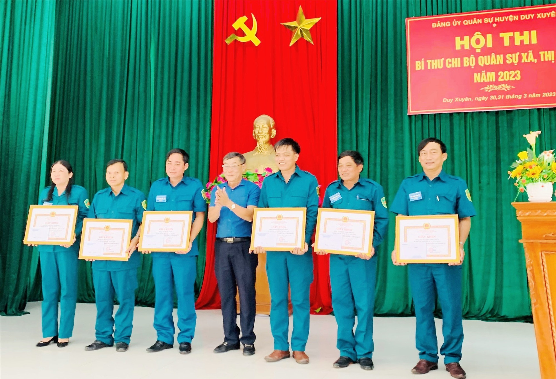 Lãnh đạo huyện Duy Xuyên trao giấy khen cho các thí sinh đoạt giải. Ảnh: N.T