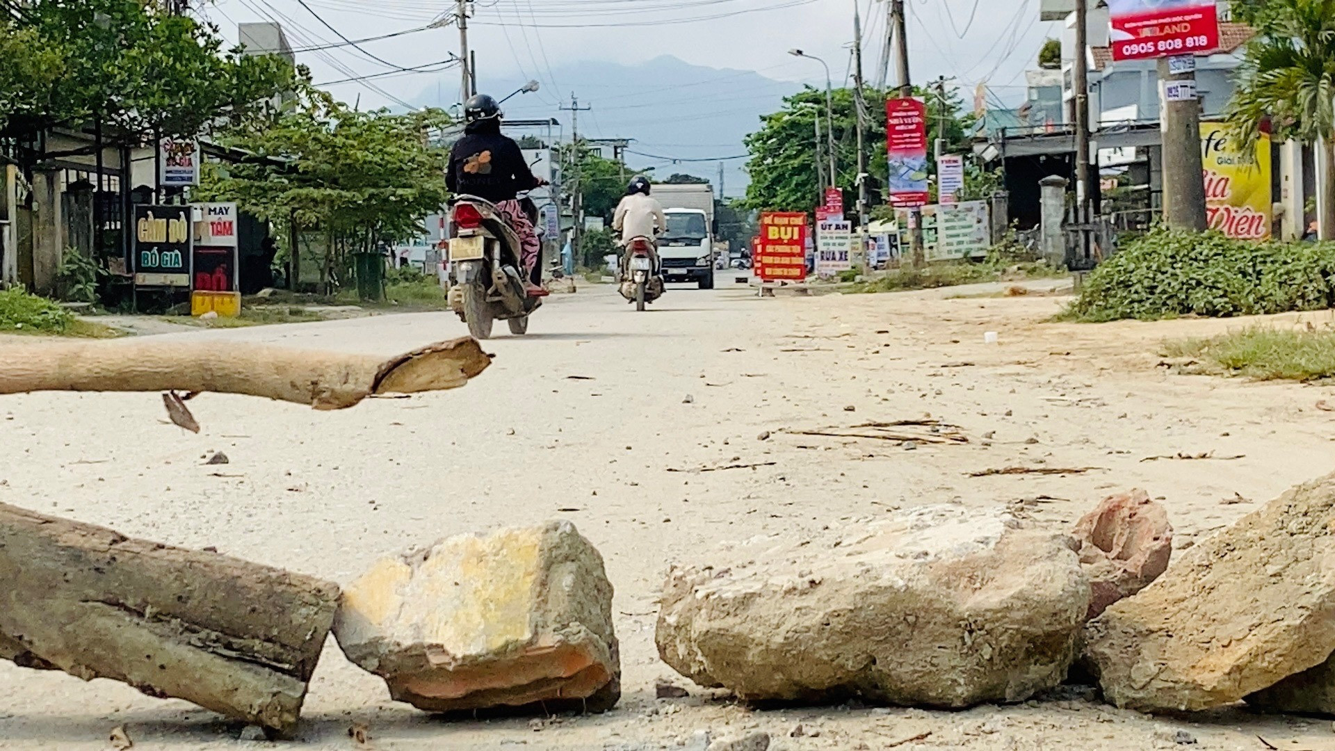 Vẫn còn nhiều đoạn vạch cản đường là đá tảng lớn, gây nguy hiểm cho phương tiện giao thông tham gia tại đoạn đường này vào buổi tối. Ảnh: QUỲNH NHIÊM