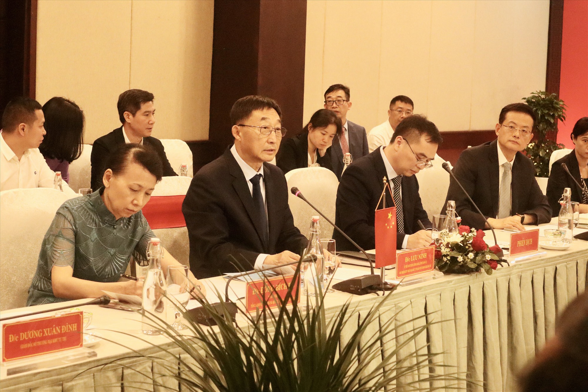Bí thư Đảng ủy, Chủ nhiệm Ủy ban Thường vụ Nhân đại Khu tự trị dân tộc Choang Quảng Tây Lưu Ninh phát biểu tại buổi hội kiến. Ảnh: Q.T