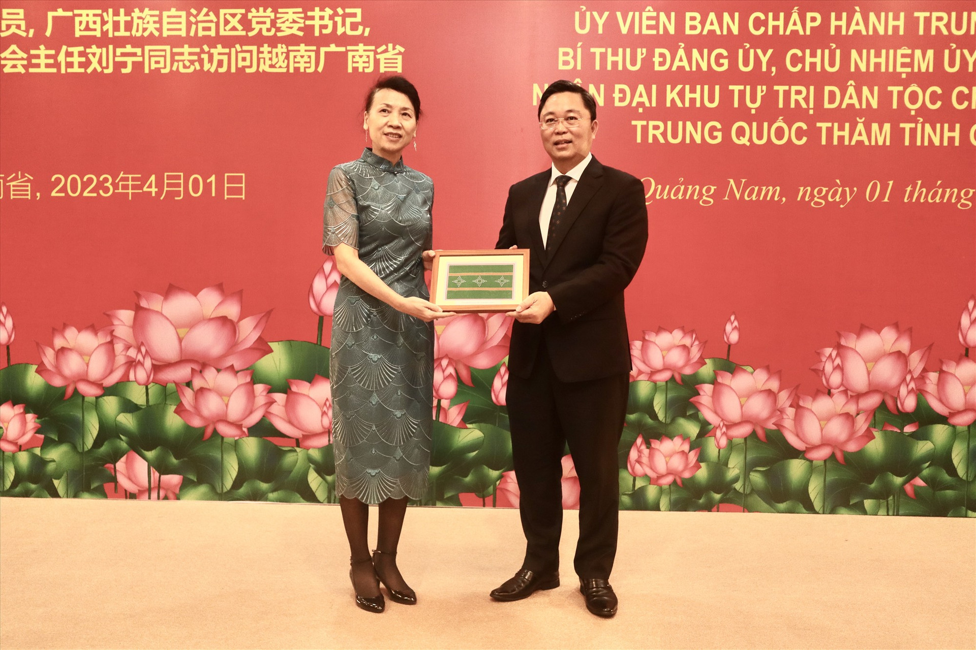 Chủ tịch UBND tỉnh Lê Trí Thanh tặng quà lưu niệm cho Tổng lãnh sự quán Trung Quốc tại Đà Nẵng. Ảnh: Q.T