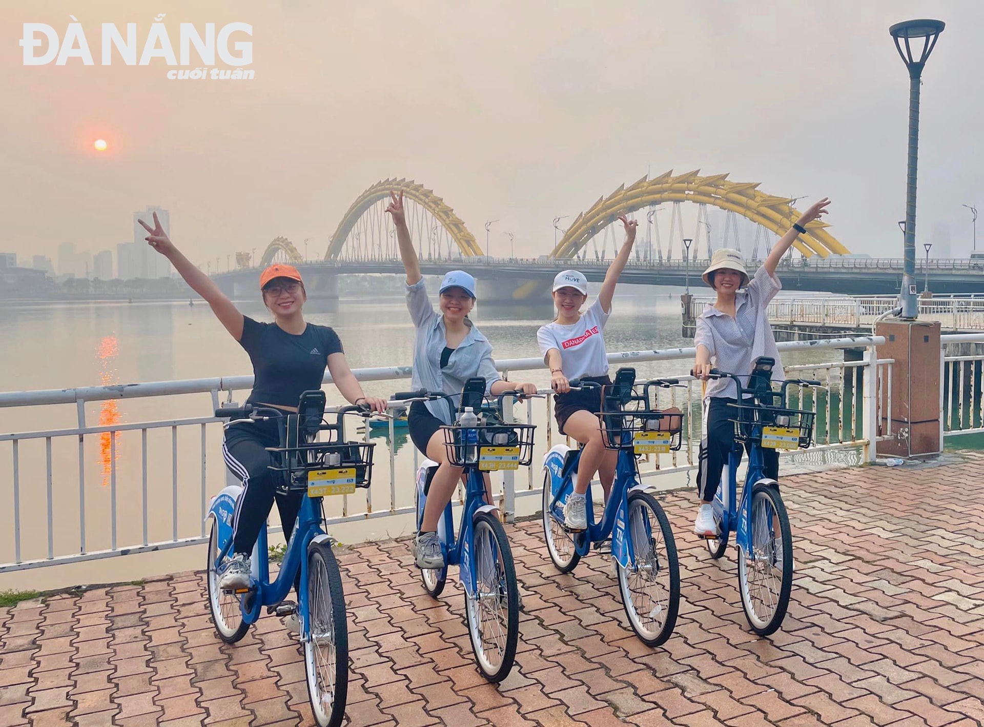 Giới trẻ Đà Nẵng háo hức trải nghiệm dịch vụ đạp xe công cộng. Ảnh: H.L