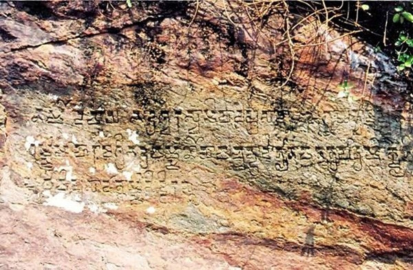 Văn khắc chữ Sanskrit, thế kỷ 5, trên vách đá gần cửa sông Đà Rằng, Phú Yên. Ảnh: Hoài Sơn