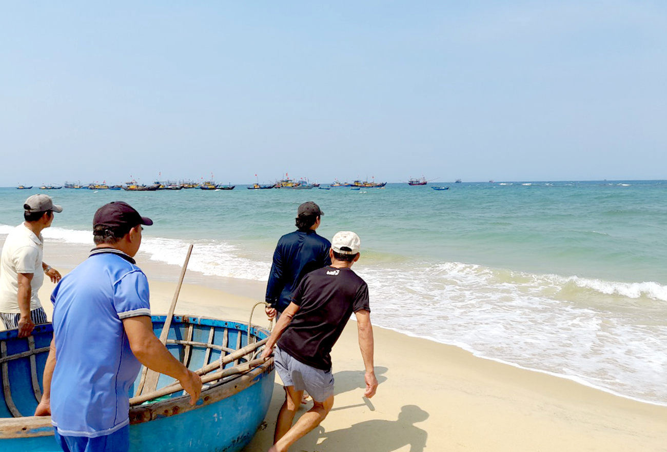 Các thành viên Tổ cộng đồng bảo vệ nguồn lợi thủy sản rạn Bà Đậu bắt đầu chuyến biển mới. Ảnh: H.Quang