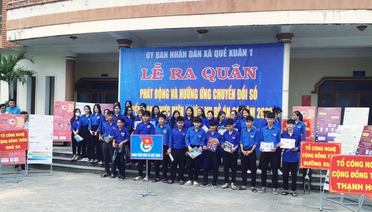 Đoàn viên thanh niên xã Quế Xuân 1 tích cực tham gia lễ phát động và hưởng ứng chuyển đổi số.  Ảnh: N.S