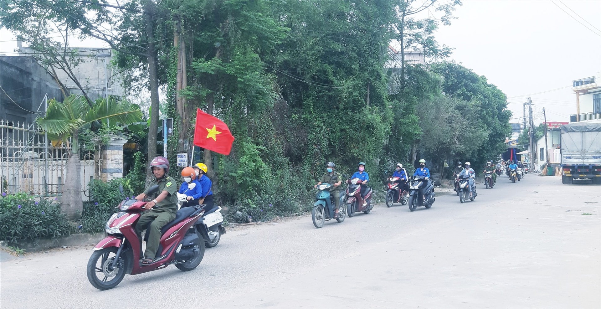 Cán bộ và đoàn viên thanh niên xã Quế Xuân 1 tổ chức diễu hành, tuyên truyền lưu động về chuyển đổi số.    Ảnh: N.S