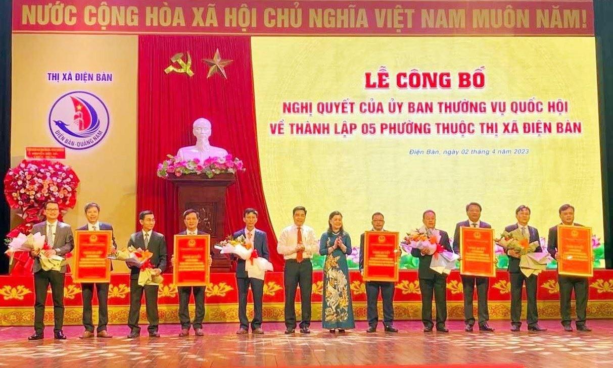 trao chứng nhận thành lập phường cho đại diện lãnh đạo 5 phường Điện Thắng Bắc, Điện Thắng Trung, Điện Thắng Nam, Điện Minh, Điện Phương.