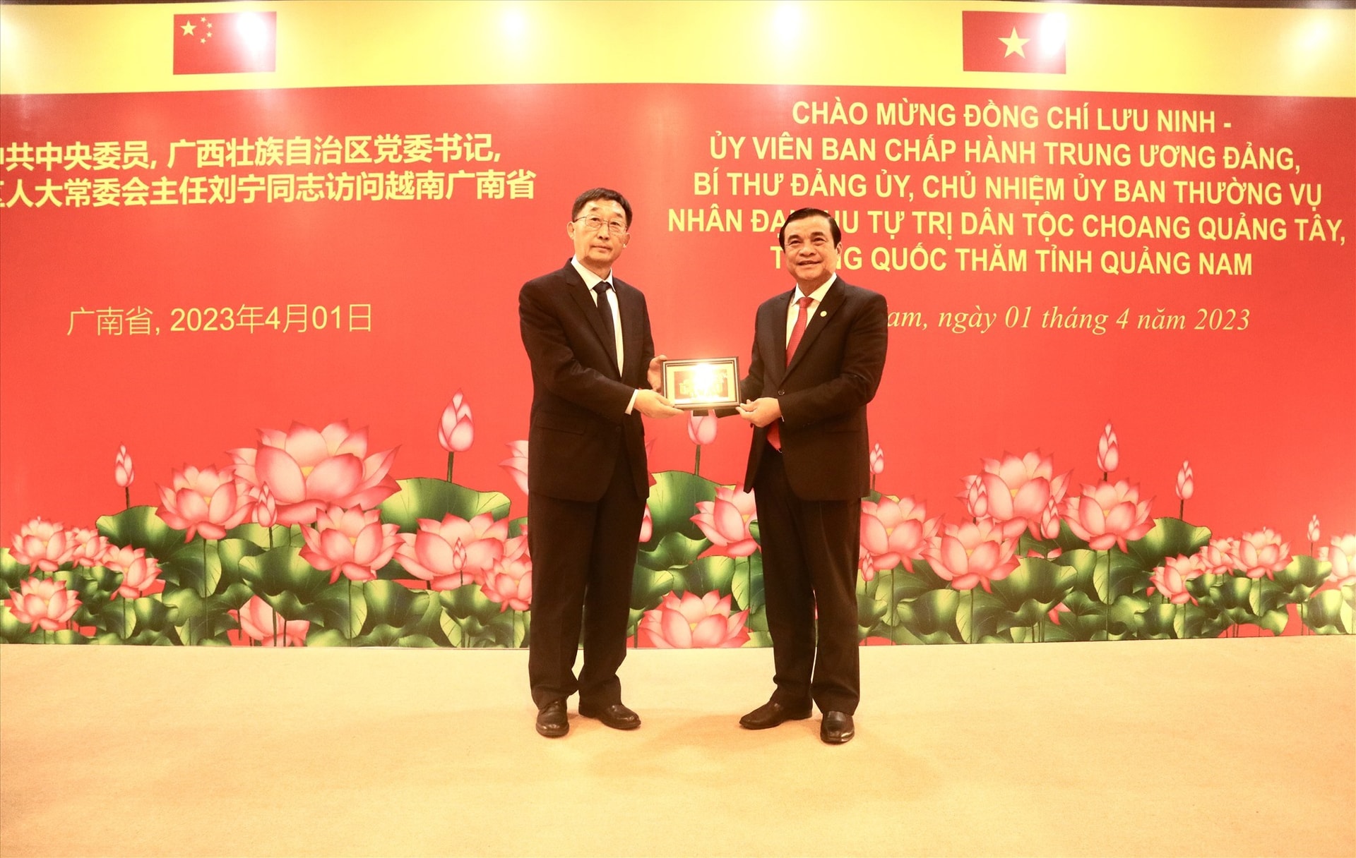 Secretary of the Quang Nam provincial Party Committee Cuong (right) and Secretary of the Party Committee of Guangxi Zhuang Autonomous Region Liu Ning.