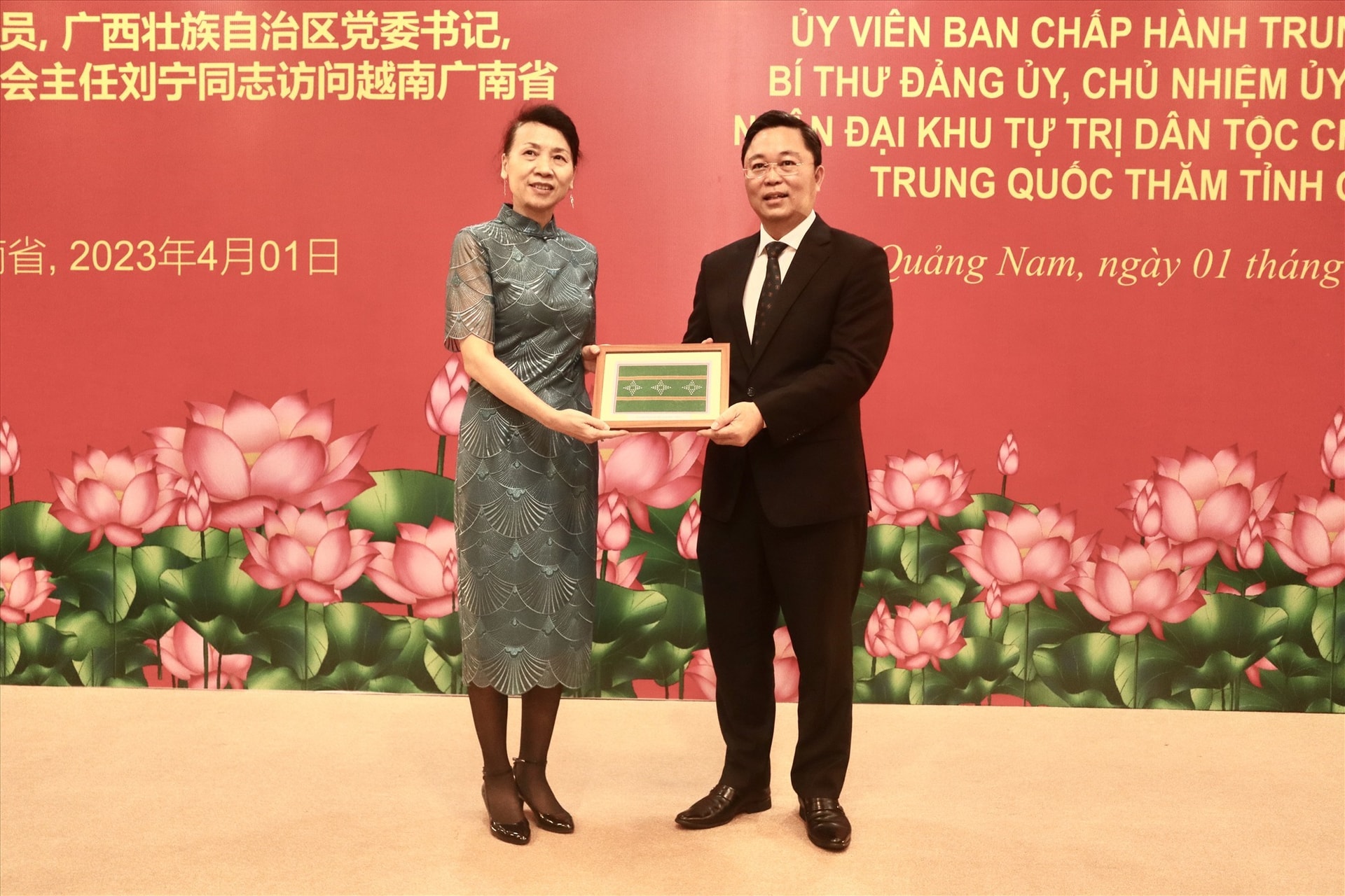 Chairman Thanh (right) and Chinese Ambassador Dong Biyou