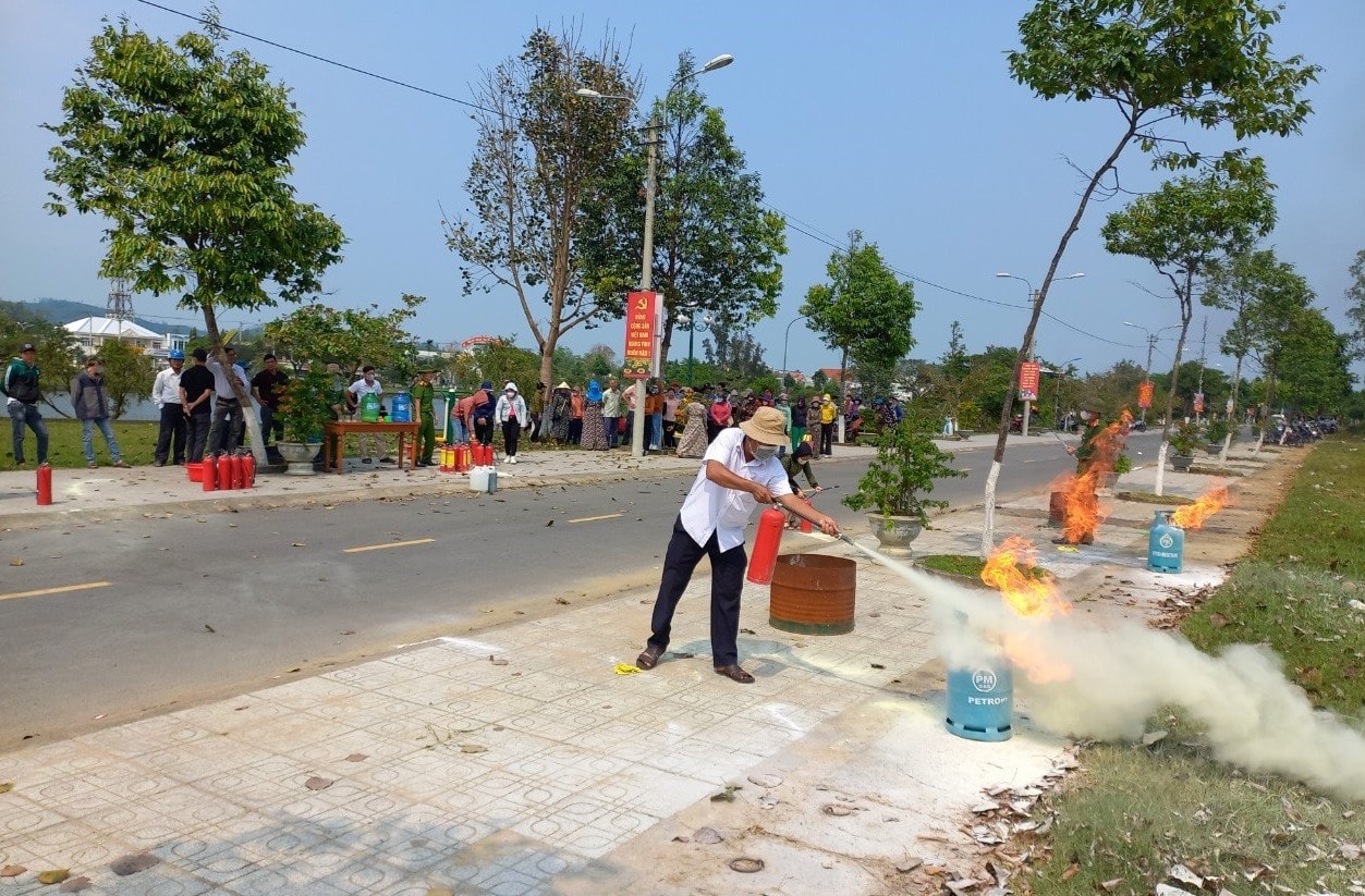 Học viên thực hành dập tắt đám cháy trên bình gas. Ảnh: D.T