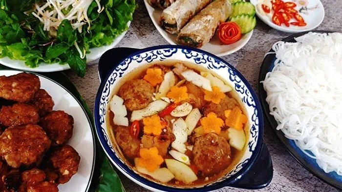 Bun Cha (grilled pork and noodles) is a famous dish of Hanoi capital. The main ingredients are rice noodles, grilled pork rolls, fish sauce and herbs.