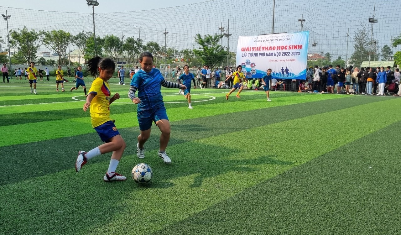 Pha tranh chấp bóng trong trận chung kết giữa 2 đội nữ Trường tiểu học Ngô Quyền và Trường tiểu học Ngô Gia Tự. Ảnh: C.N