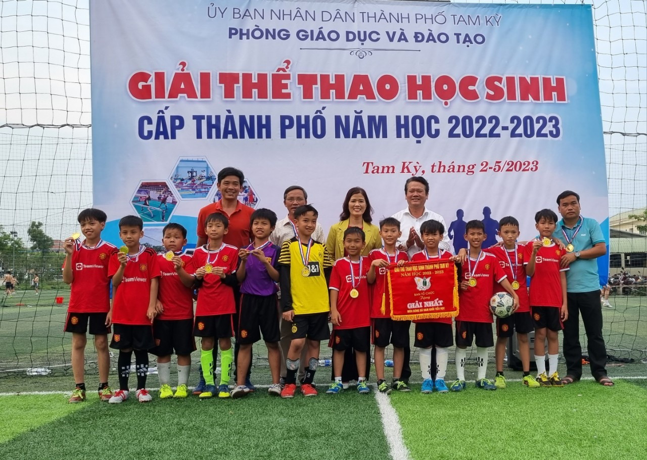 Niềm vui của đội nam Trường Tiểu học Phan Thanh khi đoạt chức vô địch. Ảnh: C.N