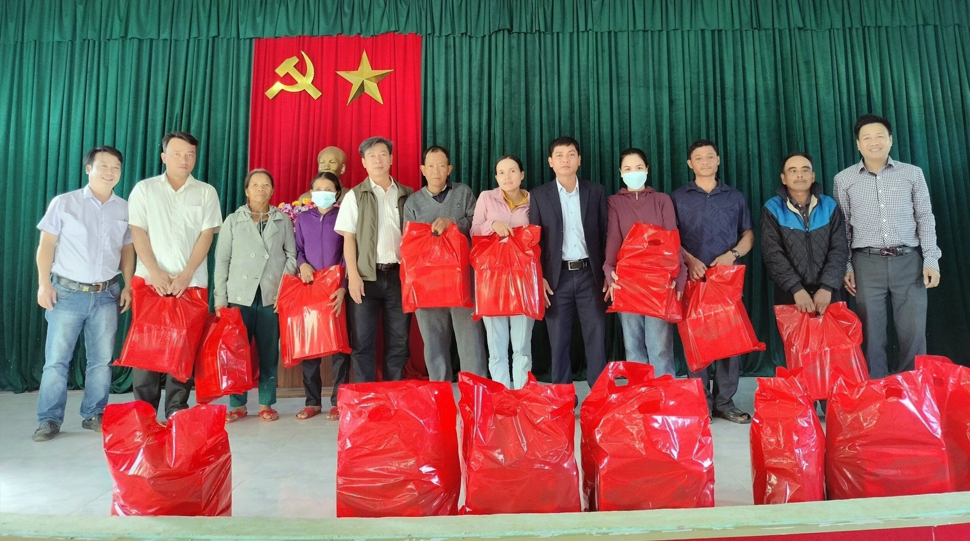 Công đoàn cơ sở Báo Quảng Nam tặng quà tết cho người dân khó khăn trên địa bàn xã Trà Kót