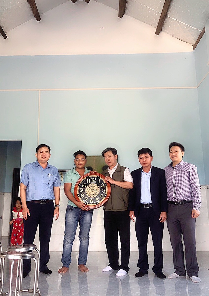 Công đoàn cơ sở Báo Quảng Nam bàn giao nhà hỗ trợ và tặng kỷ vật cho một t hộ khó khăn tại xã Trà Kót.