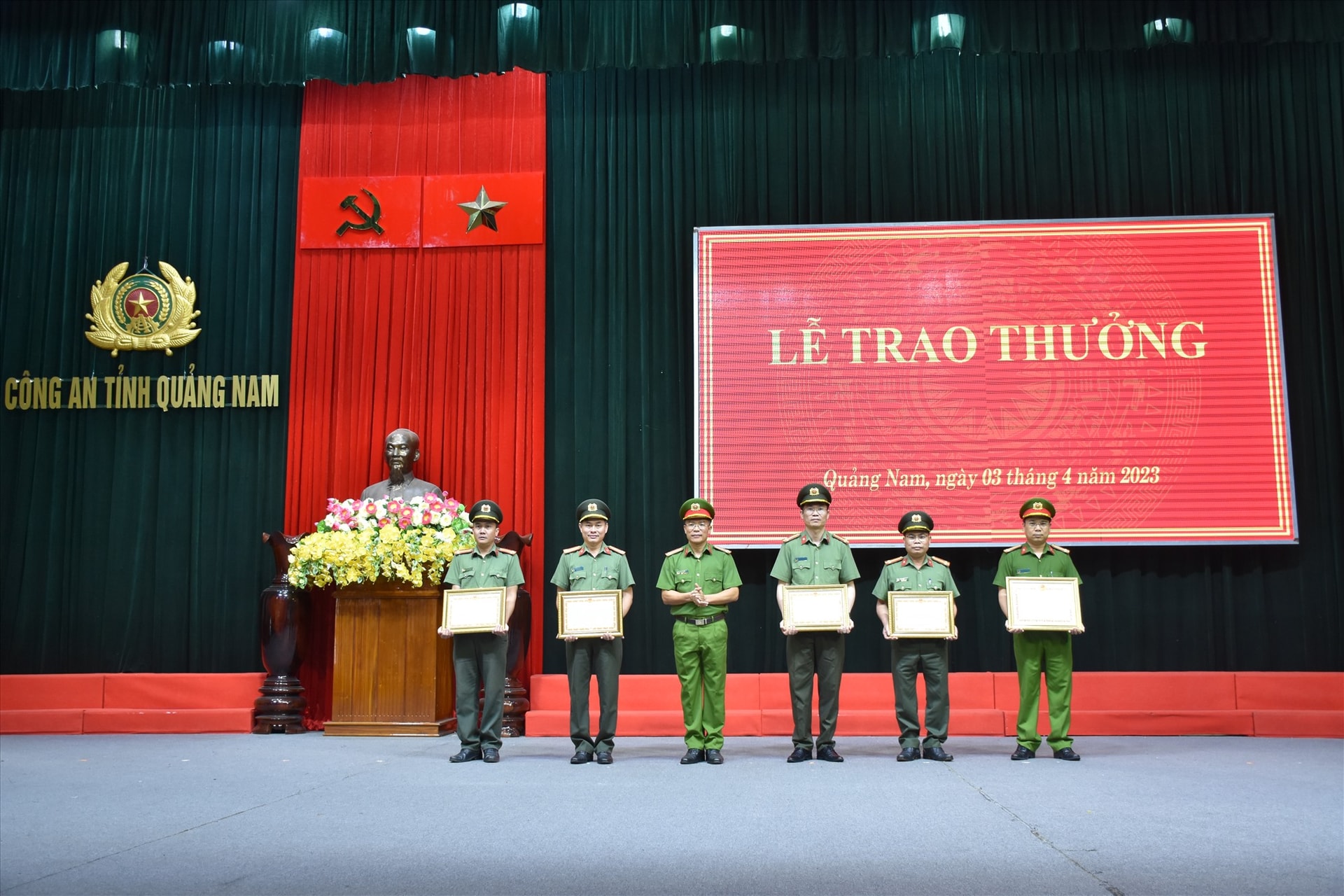 Đại tá Nguyễn Hà Lai – Phó Giám đốc Công an tỉnh trao Bằng khen cho 5 cá nhân vì đã có thành tích xuất sắc