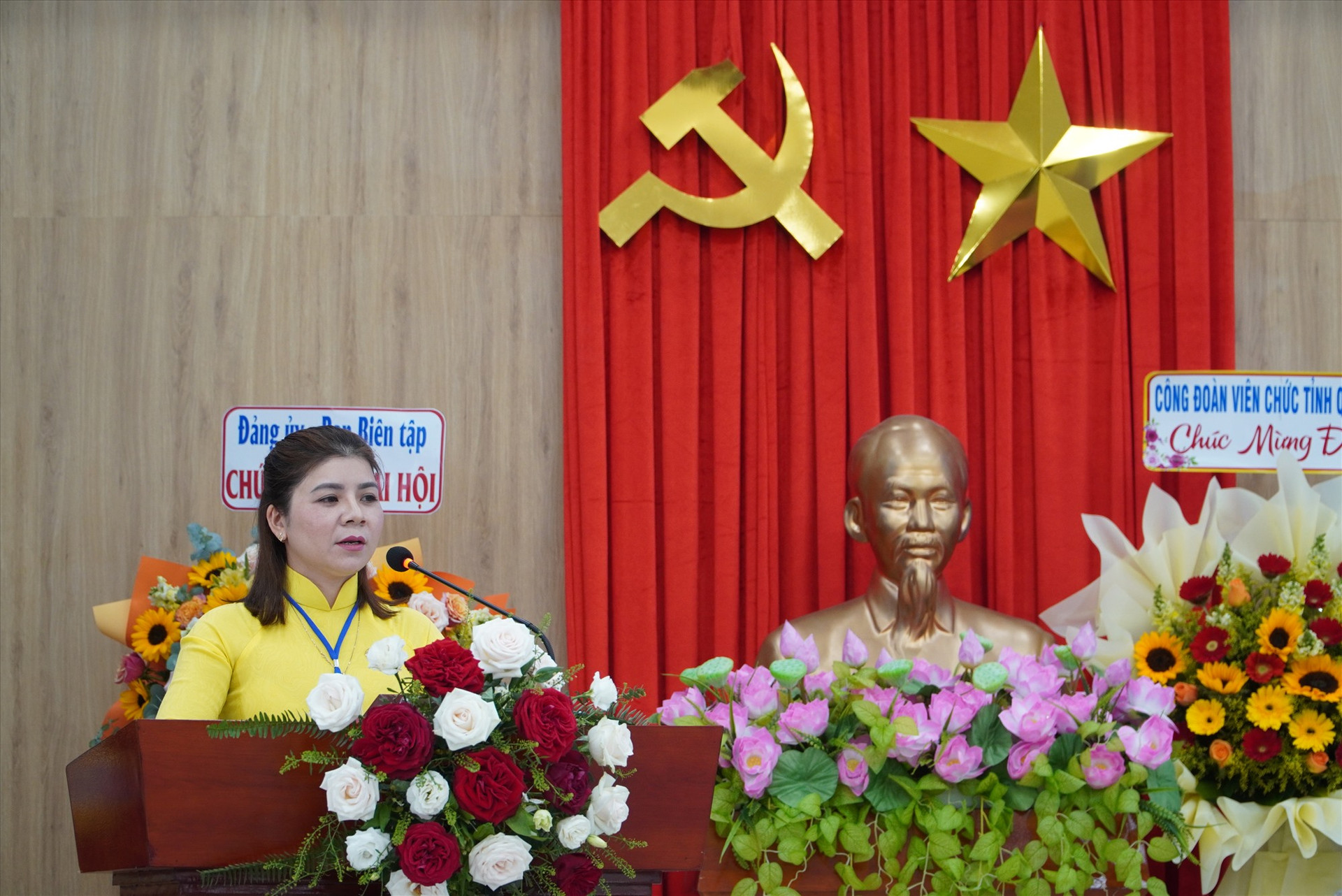 Bà Huỳnh Thị Kiều Ly - Phó Chủ tịch Công đoàn Viên chức tỉnh phát biểu tại đại hội. Ảnh: H.Q
