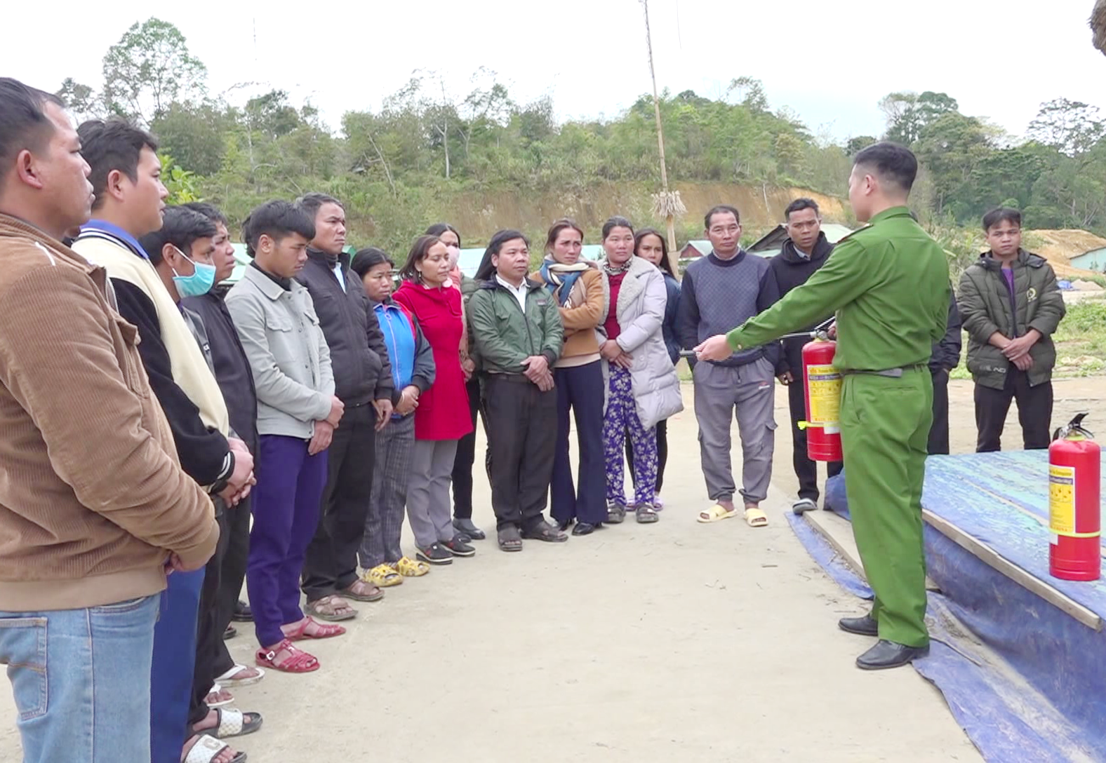 Lực lượng công an hướng dẫn người dân sử dụng các thiết bị phòng cháy chữa cháy tại cơ sở.Ảnh: X.M