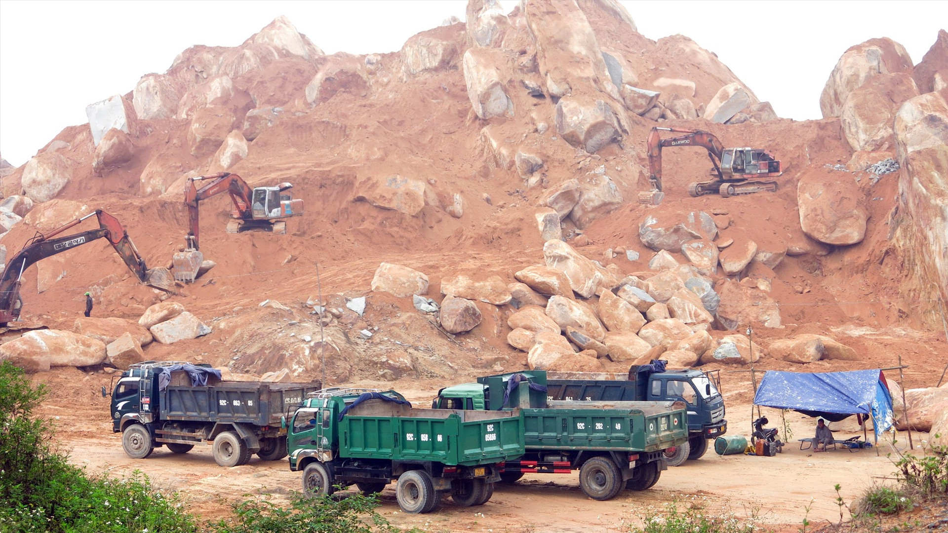 Theo giấy phép khai thác, mỏ núi Dàng ở thôn Phước Chánh, Phước Phú Đông (Phú Thọ, Quế Sơn) của Công ty CP Đầu tư xây dựng và thương mại Thanh Hà Việt Nam đã hết hiệu lực khai thác kể từ ngày 31/3/2023. Ảnh: T.D