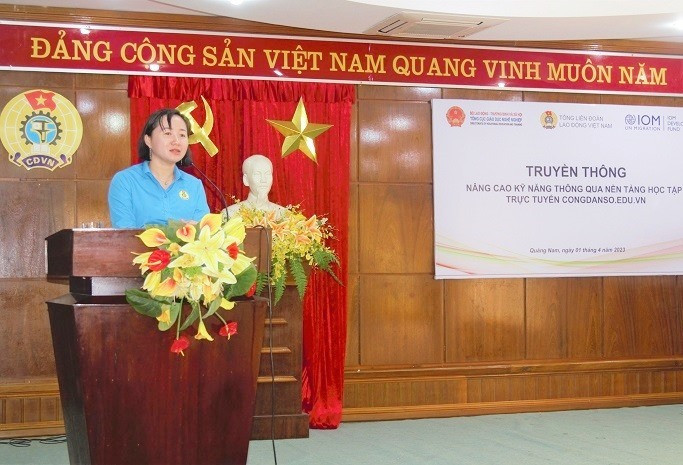 Đại diện Tổng Liên đoàn Lao động Việt Nam phát biểu tại hội nghị tập huấn.
