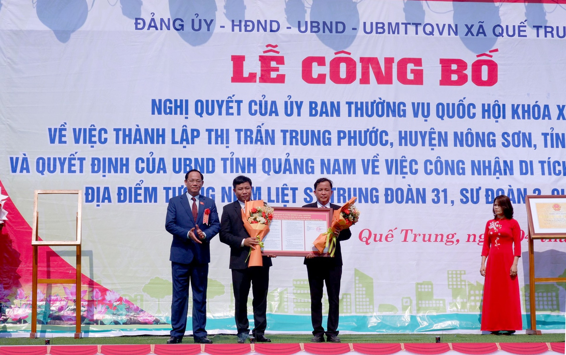 Thượng tướng Trần Quang Phương - Phó Chủ tịch Quốc hội trao Nghị quyết của Ủy ban Thường vụ Quốc hội về việc thành lập thị trấn Trung Phước. Ảnh: H.Q