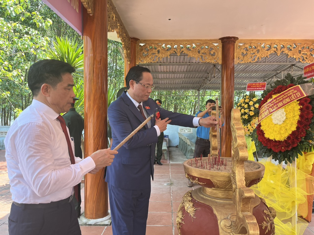 Thượng tướng Trần Quang Phương - Phó chủ tịch Quốc Hội và lãnh đạo Tỉnh ủy, UBND tỉnh đã đến viếng hương Di tích Hóc Thượng. Ảnh: H.Q
