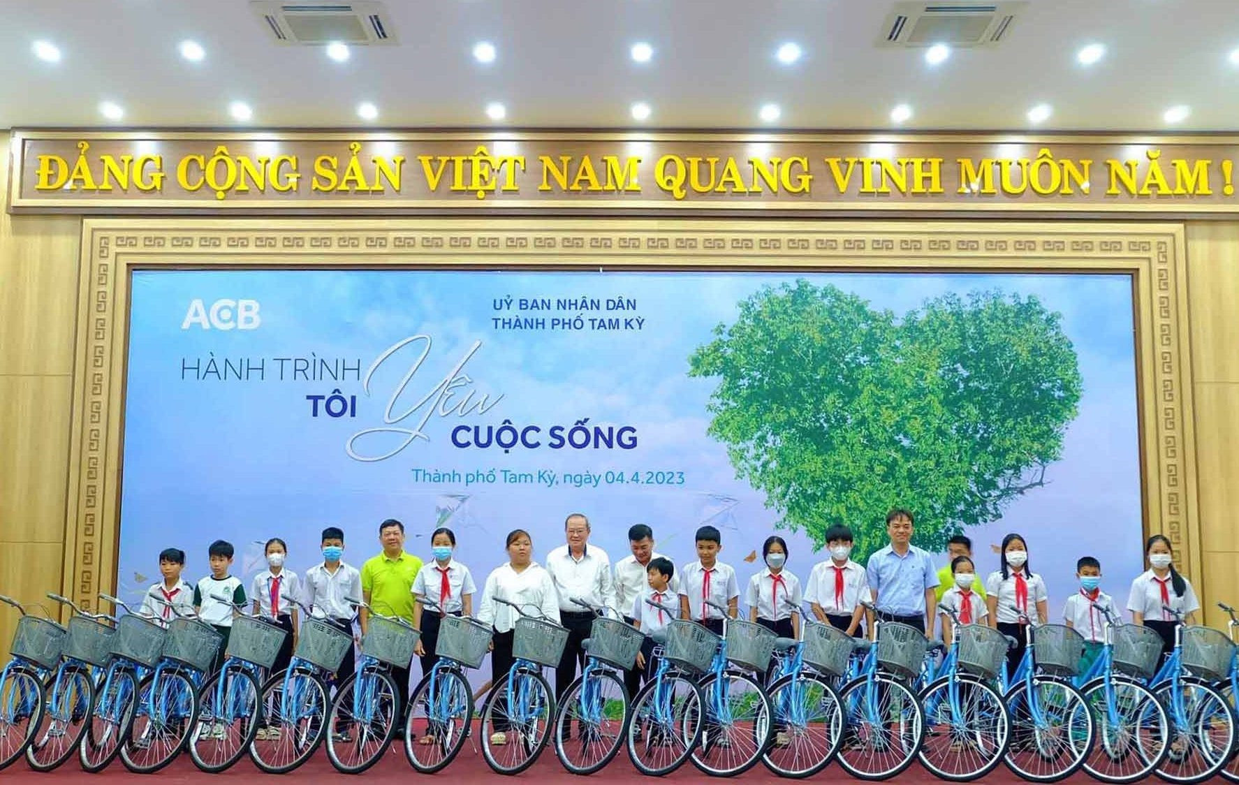 Trao tặng 50 xe đạp cho các em học sinh khó khăn. Ảnh: M.L