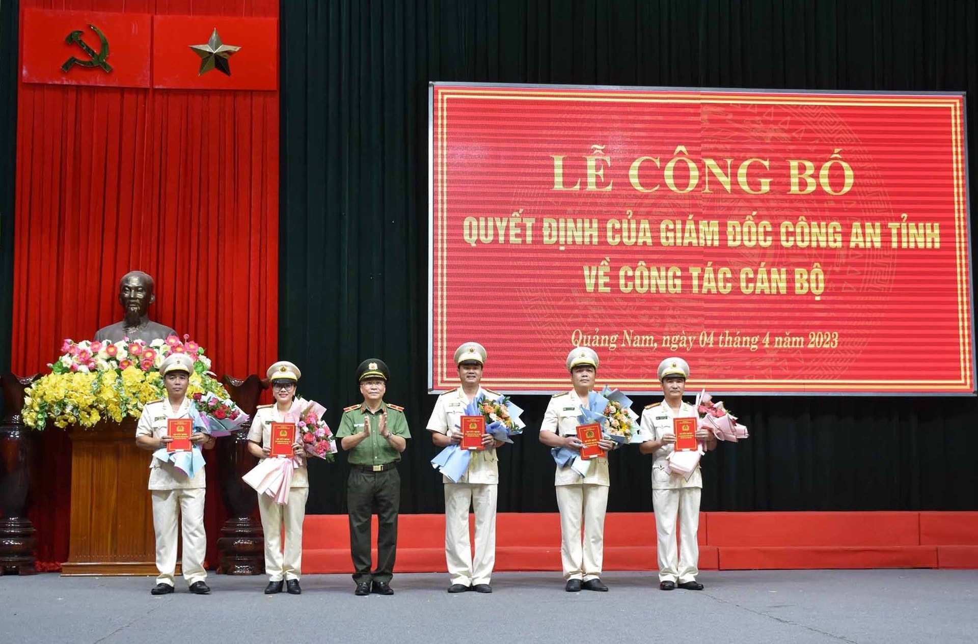 Thiếu tướng Nguyễn Đức Dũng tặng hoa cho các cán bộ lãnh đạo được điều động, bổ nhiệm. Ảnh: Q.H