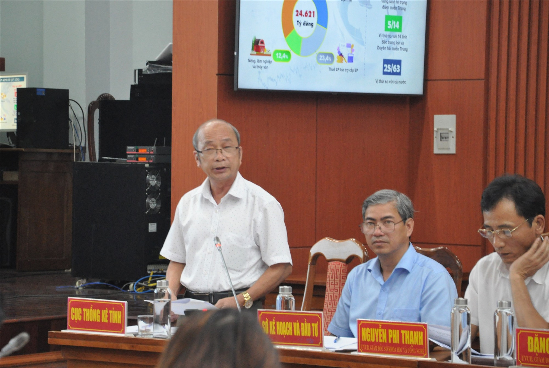 Ông Lê Nho Hùng - Phó Cục trưởng Cục thống kê tỉnh phân tích các chỉ số tăng trưởng. Ảnh: X.P