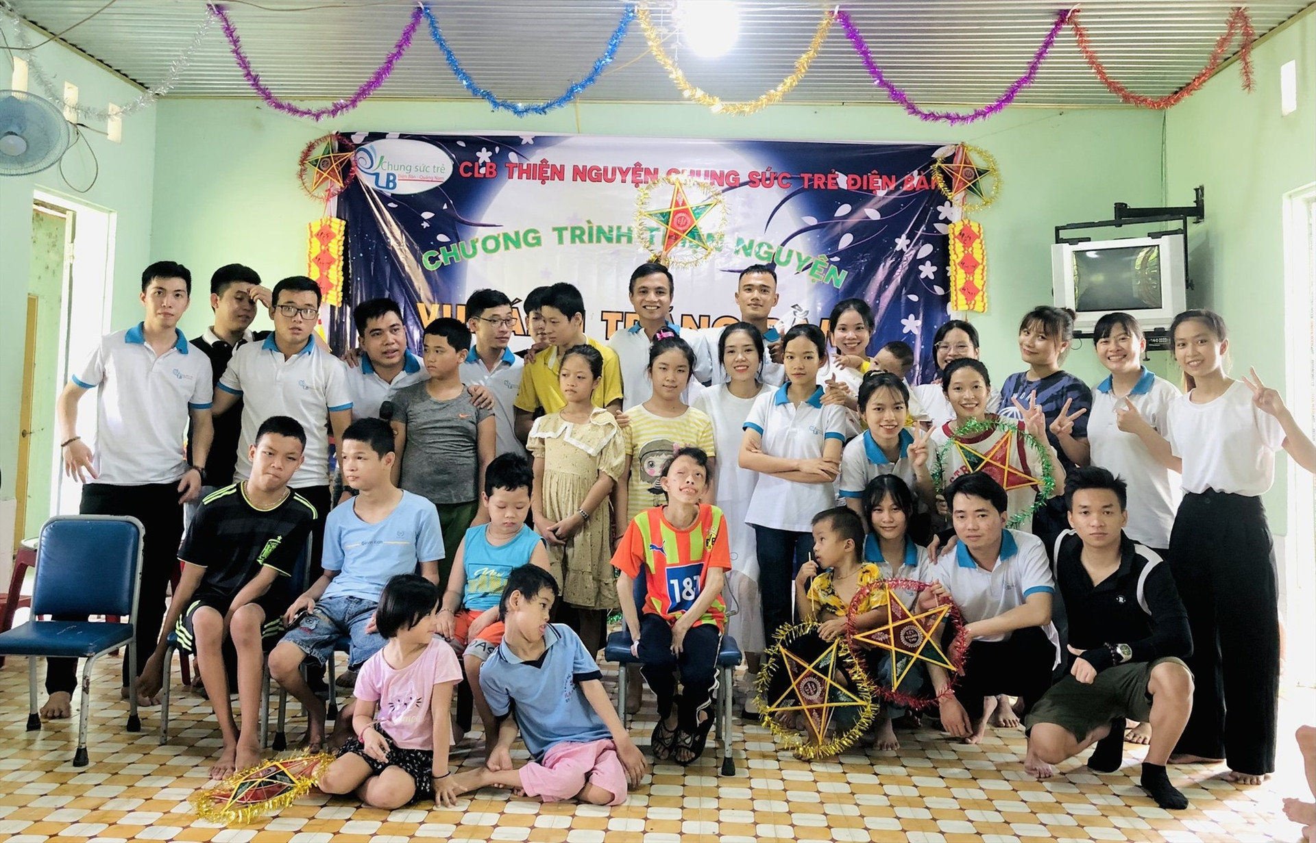 Thành viên CLB Chung sức trẻ Điện Bàn trao quà hỗ trợ hoàn cảnh khó khăn. Ảnh: TH.Q