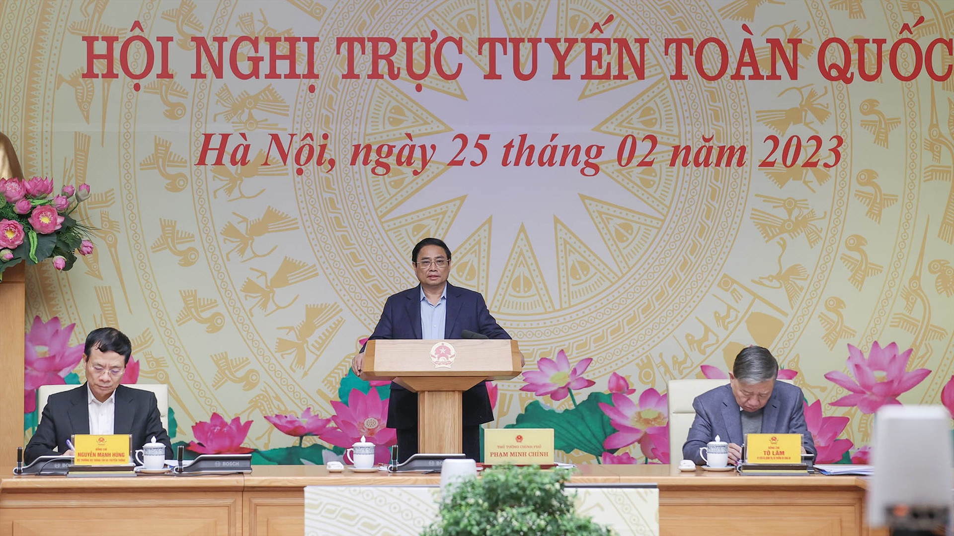Thủ tướng Chính phủ Phạm Minh Chính, Chủ tịch Ủy ban quốc gia về chuyển đổi số chủ trì hội nghị trực tuyến ngày 25/2 về chuyển đổi số.