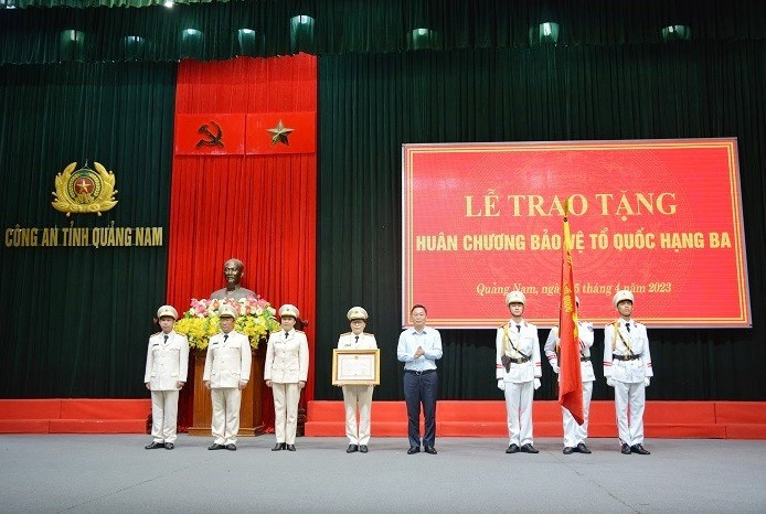 thừa ủy quyền của Chủ tịch nước, Chủ tịch UBND tỉnh Lê Trí Thanh trao Huân chương Bảo vệ Tổ quốc hạng Ba cho Phòng Tổ chức cán bộ Công an tỉnh.