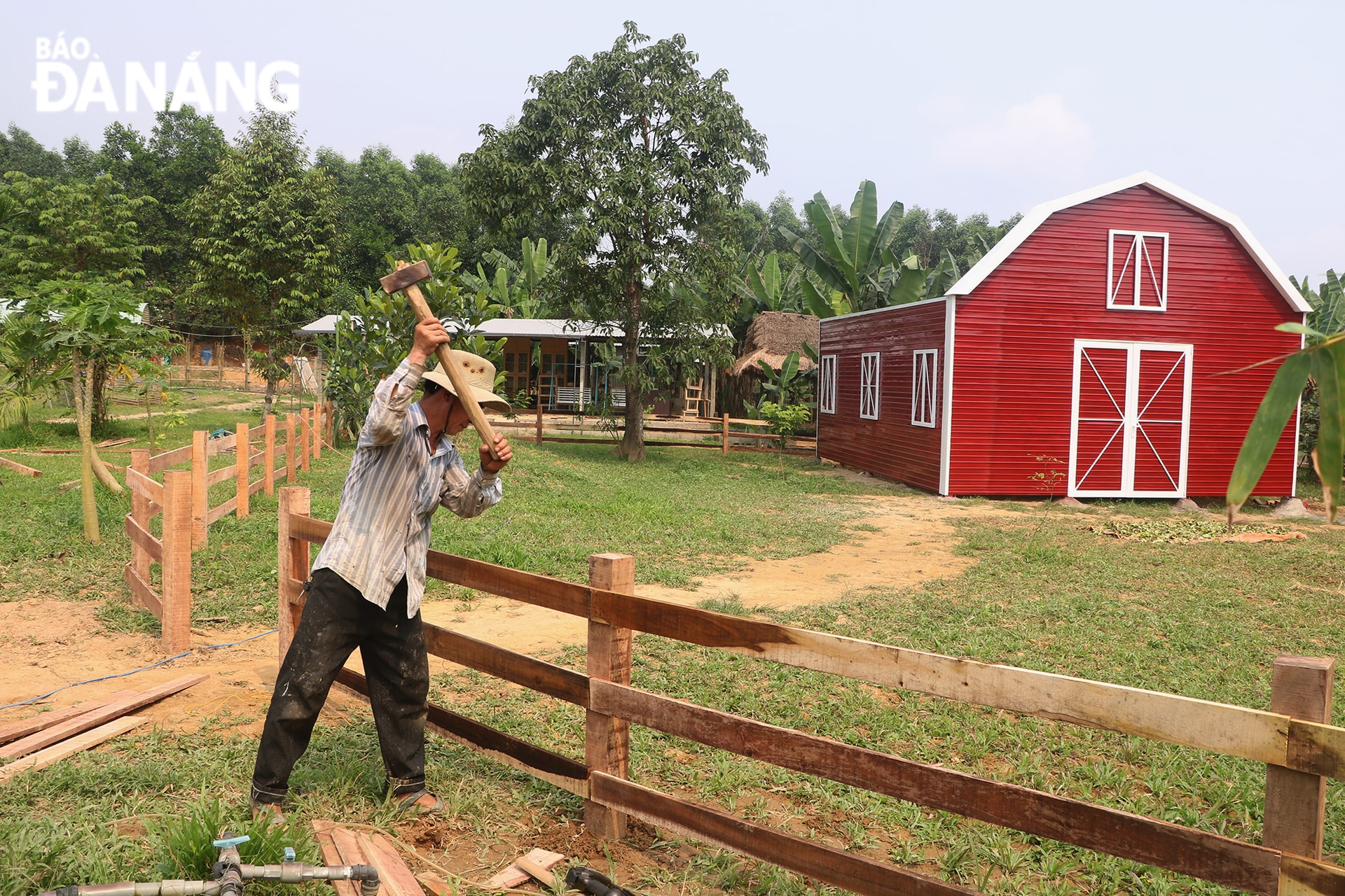 Công nhân tại An Phú Farm (xã Hòa Phú) đang gấp rút hoàn tất các hạng mục. Ảnh: VĂN HOÀNG