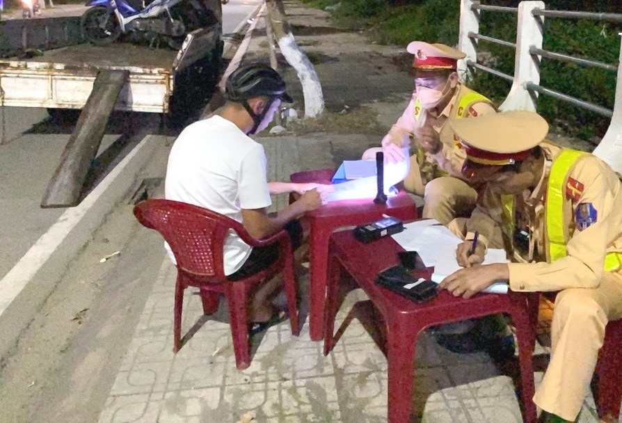 Cảnh sát giao thông Công an thị xã Điện Bàn tuần tra kiểm soát, xử lý vi phạm trên tuyến ĐT609. Ảnh: TCT