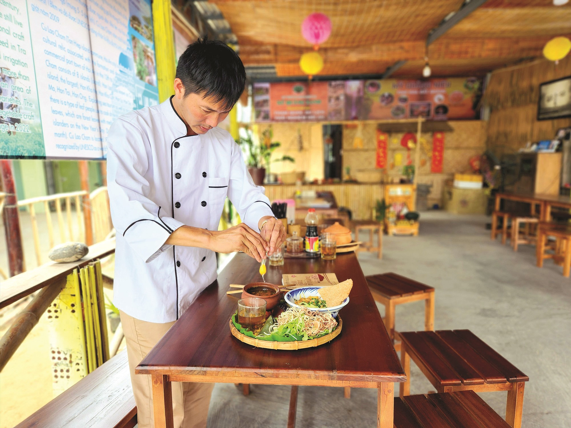 Trứng và tôm có thể được bỏ vào niêu nấu chín ngay tại bàn ăn nếu thực khách có nhu cầu. Ảnh: Q.T