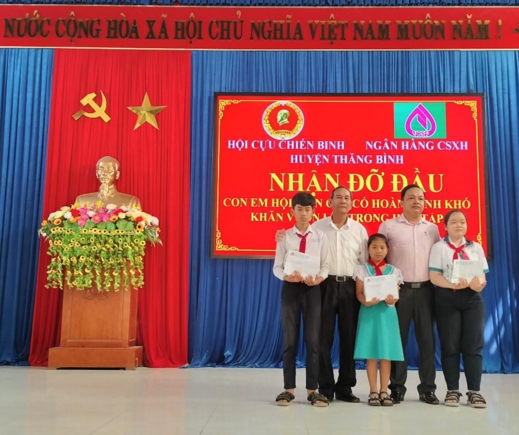 Hội CCB huyện Thăng Bình và Ngân hàng Chính sách xã hội huyện nhận đỡ đầu 3 em học sinh