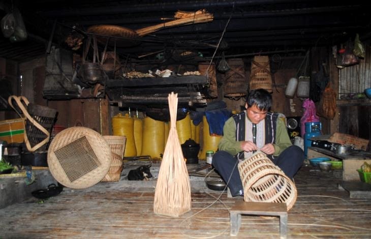 Hien Dung and his wicker products