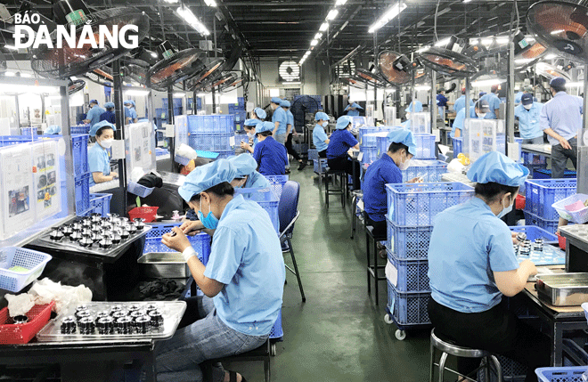 Thành phố tiếp tục triển khai giải pháp hỗ trợ, duy trì ổn định sản xuất, kinh doanh. Trong ảnh: Sản xuất tại Công ty TNHH Daiwa Việt Nam (Khu công nghiệp  Hòa Khánh, quận Liên Chiểu). Ảnh: M.Q
