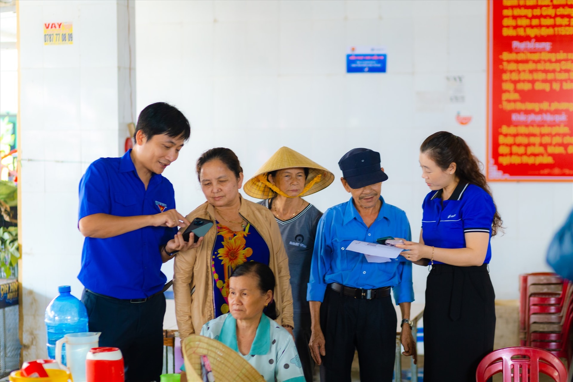 Trong Tháng thanh niên 2023, tuổi trẻ các đơn vị tham gia tích cực trong hỗ trợ, thúc đẩy chuyển đổi số. Ảnh: V.A