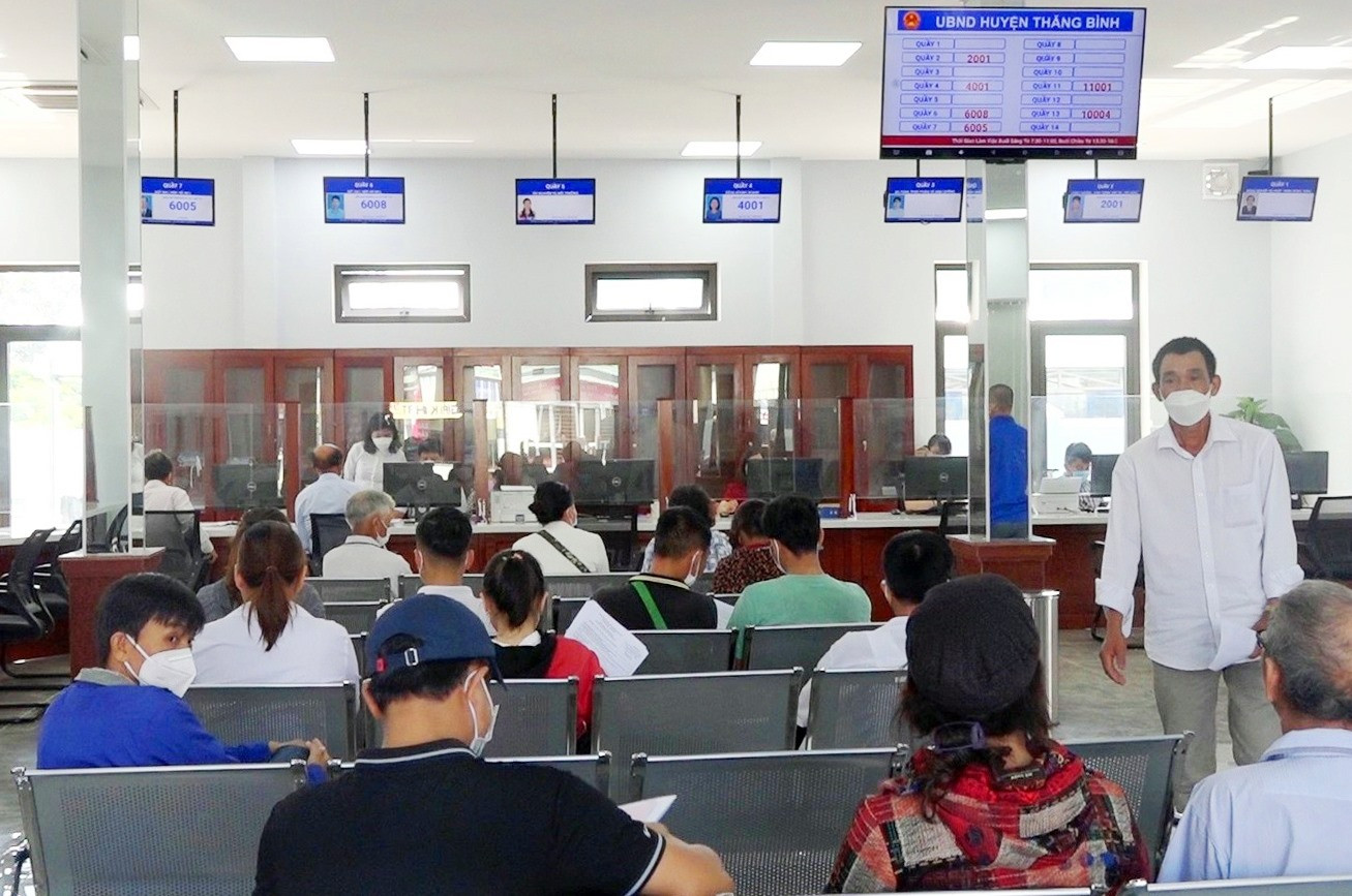 Người dân giải quyết hồ sơ TTHC tại Bộ phận tiếp nhận và trả kết quả huyện Thăng Bình. Ảnh: NĂM TÂN